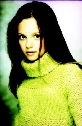 Photos de Mackenzie Rosman - Photoshoot Yellow Sweater - 0